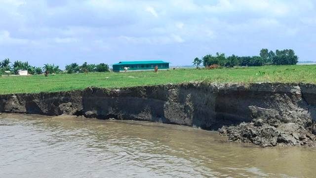 যমুনা অবৈধ ভাবে বালু লুটের মহোৎসব:থামাতে ব্যর্থ প্রশাসন