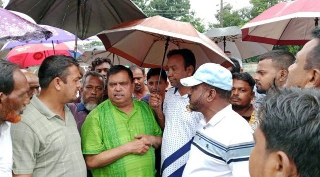 জলাবদ্ধ এলাকা পরিদর্শনে এ্যাড: মনা খুলনাবাসী গেল ১৫ বছরে লুটপাটের শ্বেতপত্র দেখতে চায়