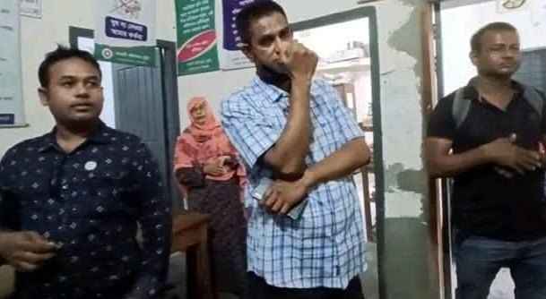 বাগেরহাটে ভূমি অফিসে চাঁদা দাবি করতে গিয়ে তিন ভুয়া সাংবাদিক কে আটক করেছে