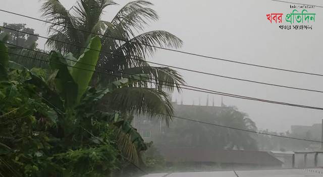 রাজধানীতে মুষলধারে বৃষ্টি, সঙ্গে বজ্রপাত