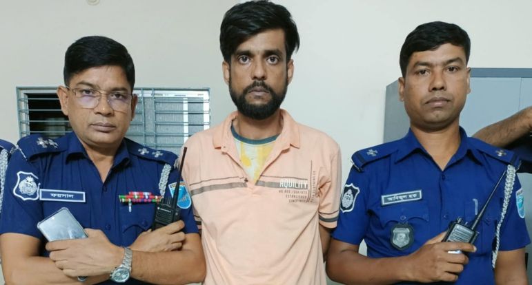 সাভারে আমিনবাজার পুলিশের চেকপোস্টে পিস্তল ও গুলিসহ  সন্ত্রাসী টুটুল গ্রেফতার