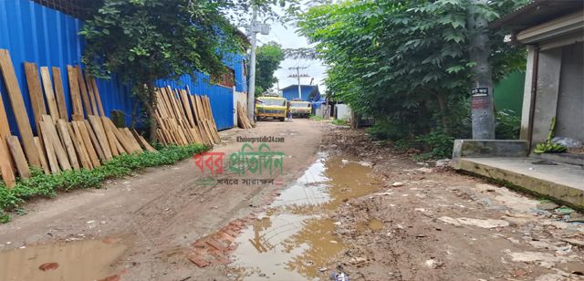সাভারের বিরুলিয়া আশেক আলী মার্কেটের রাস্তায় খানাখন্দ,জলাবদ্ধতা কারণে ঝুঁকি ও জন ভোগান্তি
