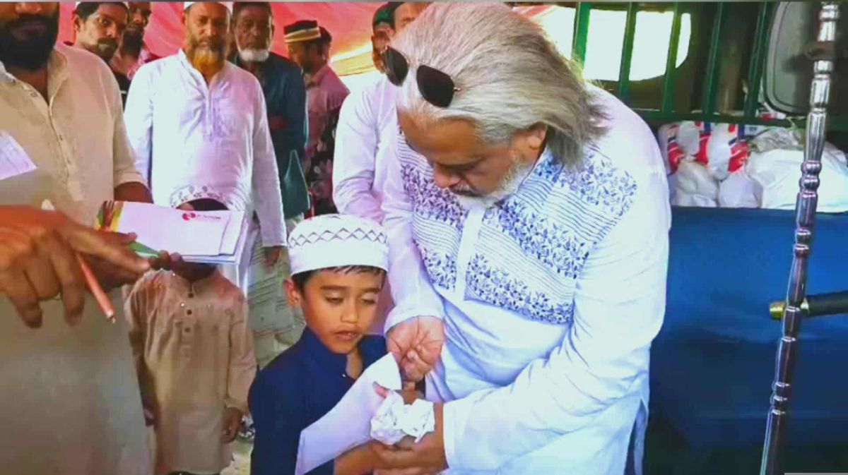 সিরাজদিখান ও শ্রীনগরের দুই শতাধিক পরিবারের মাঝে এইচ নূর ফাউন্ডেশনের ইফতার সামগ্রী