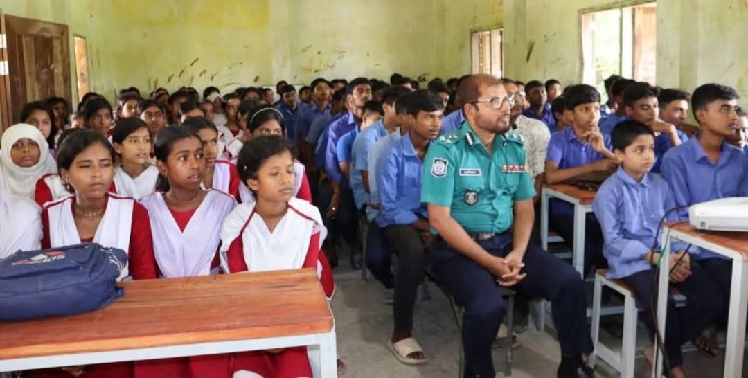 নিরাপদে রাস্তা ব্যবহারের নিয়ম কানুন সম্পর্কে ছাত্র- ছাত্রীদের কে অবহিতকরণ কর্মসূচি