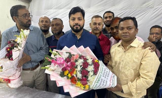 ইশরাককে ফুল দিয়ে শুভেচ্ছা জানালেন ঢাকা মহানগর উত্তর ও দক্ষিণ মুক্তিযুদ্ধের প্রজন্ম দল