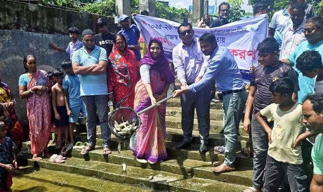 সিরাজদিখানে পেনা মাছ অবমুক্ত