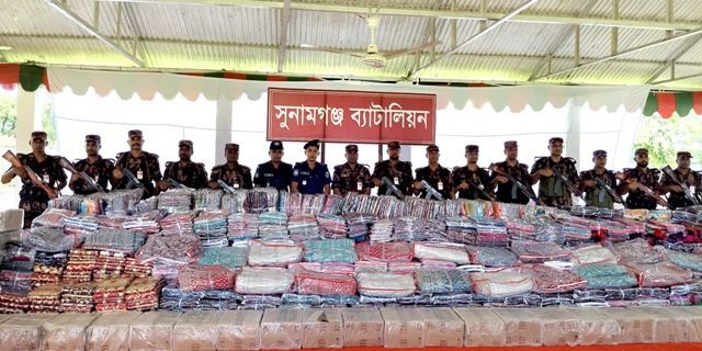 সুনামগঞ্জের বিজিবি”র অভিযানে সাড়ে ৫ কোটি টাকার ভারতীয় শাড়ি,লেহঙ্গা ও কসমেটিক্র জব্দ