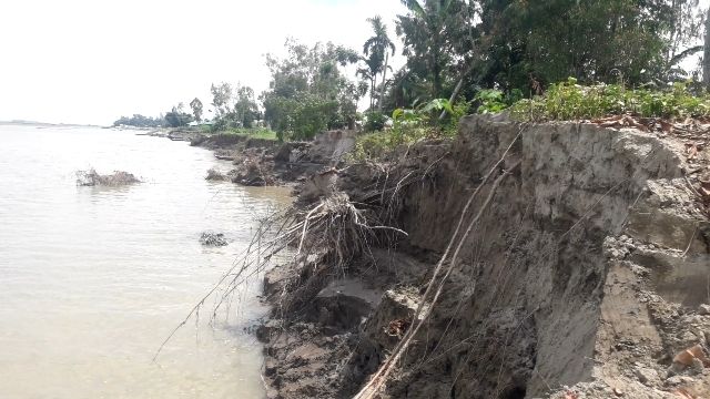 ব্রহ্মপুত্র নদীর করাল গ্রাসে বিলিন হচ্ছে রৌমারীর একাধিক গ্রাম প্রতিকারের দাবী