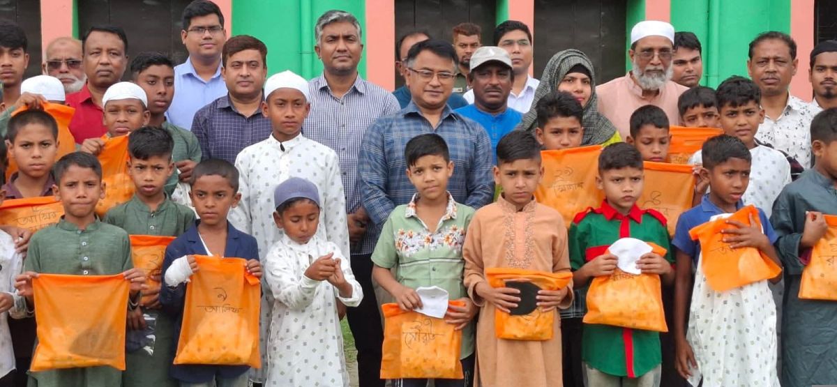 জামালপুরে শিশু পরিবারের সদস্যদের মাঝে নতুন পোশাক বিতরণ