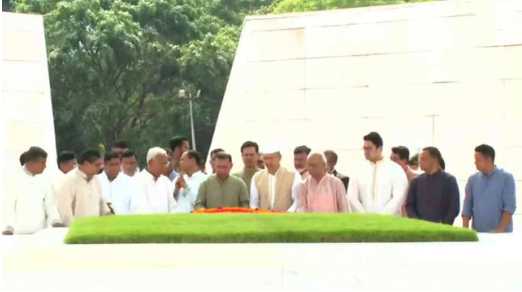 বাবা-মার কবর জিয়ারত করলেন প্রধানমন্ত্রী