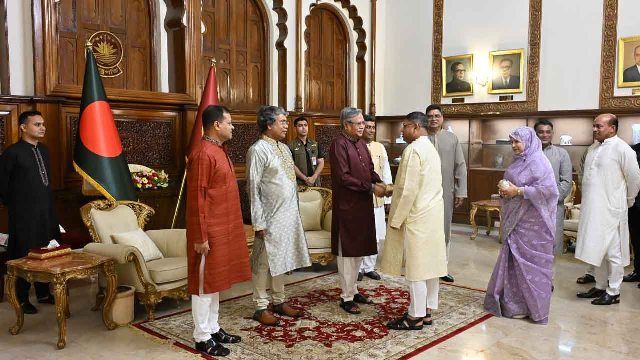 রাষ্ট্রপতির সঙ্গে সস্ত্রীক সেনাপ্রধানের ঈদ শুভেচ্ছা বিনিময়