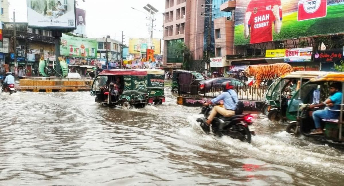 খুলনায় আষাঢ়ের বৃষ্টিতে তলিয়ে যাচ্ছে রাস্তাঘাট কৃষি খামার ও বিপাকে পড়েছে দিনমজুর