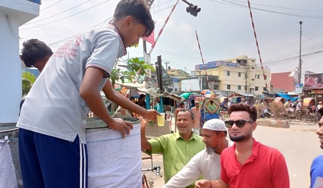 সৈয়দপুরে দাবদাহে শরবত পান করাচ্ছেন রাহাত লোহানী