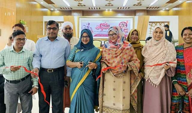 বড়াইগ্রামে উৎসবমুখর পরিবেশে পিঠা উৎসব অনুষ্ঠিত