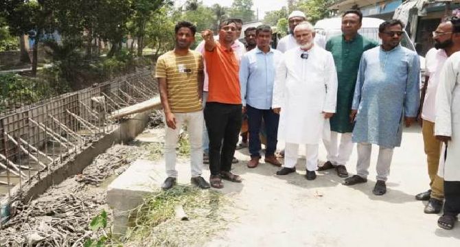 খুলনায় ক্ষেত্রখালী খালের উন্নয়নকাজ পরিদর্শনে কেসিসি প্রশাসক