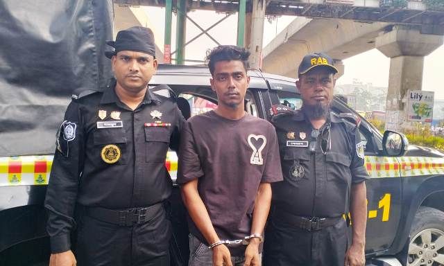রাজধানীর বিমানবন্দর থানা এলাকায় মোবাইল ছিনতাই করার সময় শান্তকে গ্রেফতার করেছে র‌্যাব-১