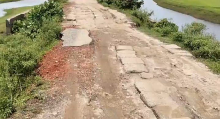 মুক্তি সড়কের বেহালদশা জন দুর্ভোগ চরমে