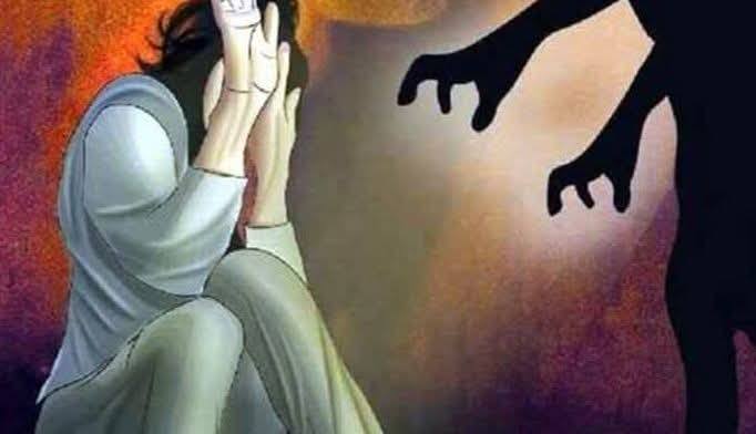 খুলনায় শিশু নির্যাতনের শিকার যুবককে গণধোলাইয়ের পর পুলিশের কাছে হস্তান্তর