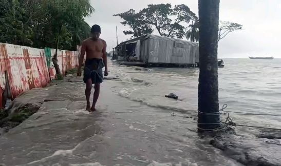 মেঘনার পানি বিপদসীমার ৬০ সেন্টিমিটার ওপর প্রবাহিত, আতংকে উপকূলবাসী