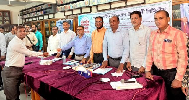সাতক্ষীরায় পপুলার লাইফ ইনস্যুরেন্সের  বীমাদাবীর ১ কোটি  ৬৫ লক্ষ টাকার চেক হস্তান্তর