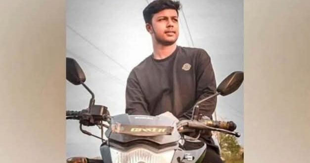খুলনার জেলখানাঘাটে যাত্রী বাহী ট্রলার ডু‌বিতে নিখোঁজ আকাশের মরদেহ উদ্ধার