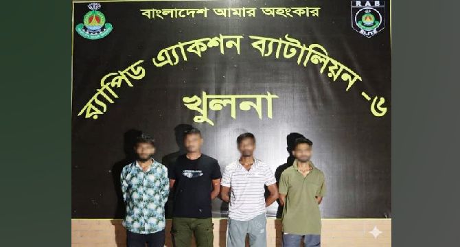 খুলনায় র‌্যাবের অভিযানে কুখ্যাত "বি কোম্পানির" চারজন সদস্যকে গ্রেফতার করেছে র‌্যাব-৬