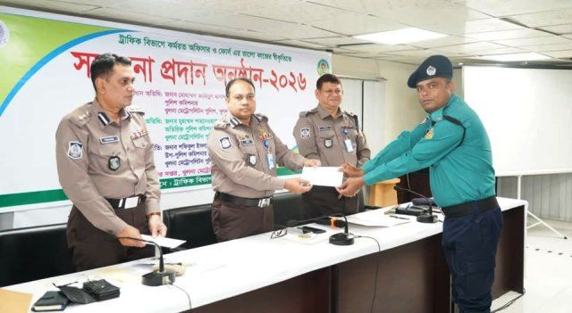 খুলনায় ঈদযাত্রা নির্বিঘ্ন করতে নির্দেশনা: কেএমপি ট্রাফিক বিভাগের সম্মাননা প্রদান অনুষ্ঠিত