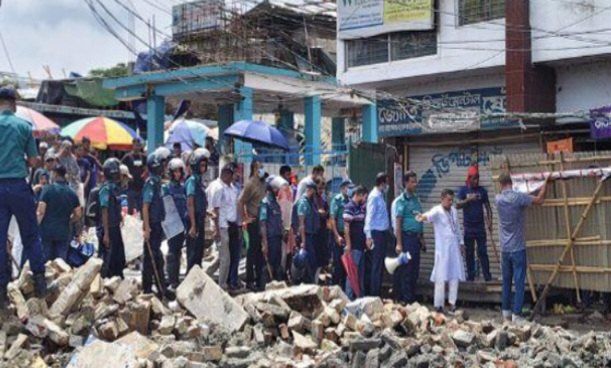 খুলনা নগরীর গল্লামারী মোড়ে সড়কের জমিতে তৈরি করা অবৈধ স্থাপনা উচ্ছেদ করেছে