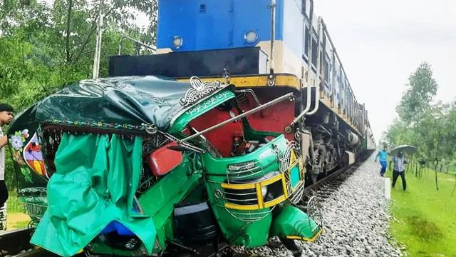 কক্সবাজারে ট্রেনের ধাক্কায় অটোরিকশার ৪ যাত্রী নিহত