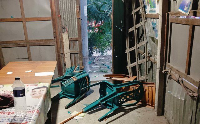 রূপগঞ্জে বিএনপি কার্য্যালয়ে সন্ত্রাসীদের হামলা,ভাঙচুর, আহত ৫, স্থানীয় সাংসদের ছবি ভাংচুর