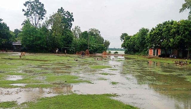 সামান্য বৃষ্টিতেই আত্রাইয়ে স্কুল মাঠে জলাবদ্ধতা