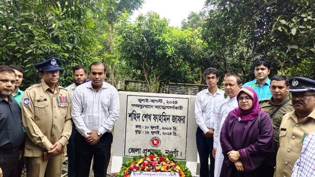 আত্রাইয়ে জুলাই যোদ্ধাদের কবরে প্রশাসনের শ্রদ্ধা নিবেদন