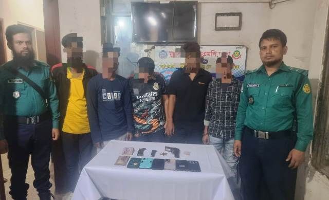 মুগদায় ডাকাতির প্রস্তুতিকালে ডাকাত দলের পাঁচ সদস্য গ্রেফতার