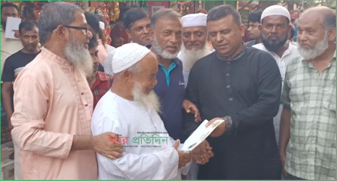 নবীনগর কাইতলা বাজারে ঈদ শুভেচ্ছা বিনিময় ও গণসংযোগ করছেন সায়েদুল হক সাঈদ