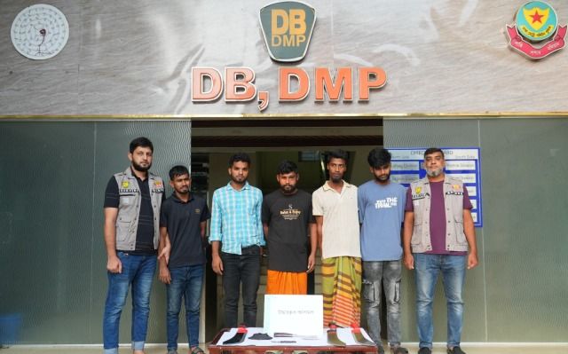 আদাবরে চাঞ্চল্যকর হত্যা মামলার প্রধান আসামি শীর্ষ সন্ত্রাসী বেলচা মনিরসহ পাঁচজনকে গ্রেফতার করেছে ডিবি