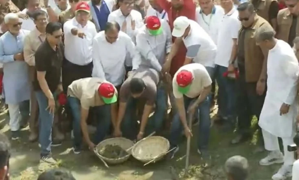 প্রধানমন্ত্রী তারেক রহমান কোদাল দিয়ে মাটি কেটে খাল খননের সূচনা করলেন