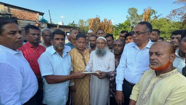 মিরসরাইয়ের অগ্নিকাণ্ডে ক্ষতিগ্রস্ত ১১ পরিবারের পাশে দাঁড়ালেন বিএনপি নেতা