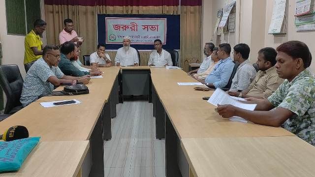দিনাজপুরের হিলি স্থলবন্দরে পেঁয়াজের আইপি বন্ধের প্রতিবাদে সংবাদ সম্মেলন