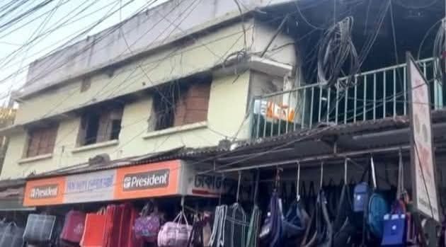 খুলনা মহানগরে আ.লীগের কার্যালয়ে দেড় বছর পর দলীয়  নেতা-কর্মীরা পুস্পমাল্য অর্পণ করেন
