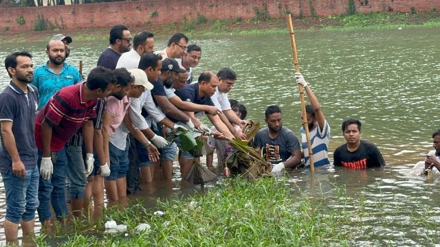 জিয়া উদ্যানের লেকে শাপলা ফুল রোপণ করলো ‘আমরা বিএনপি পরিবার