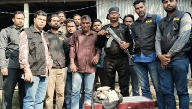 আড়াই কোটি টাকা মূল্যের ২ কেজি ৫৯৪ গ্রাম হেরোইনসহ মাদক ব্যবসায়ীকে গ্রেফতার করেছে র‌্যাব-৪