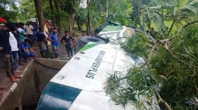 মাগুরায় পরিবহন বাস ভ্যানের মুখোমুখি সংঘর্ষে নিহত এক আহত ১০ জন