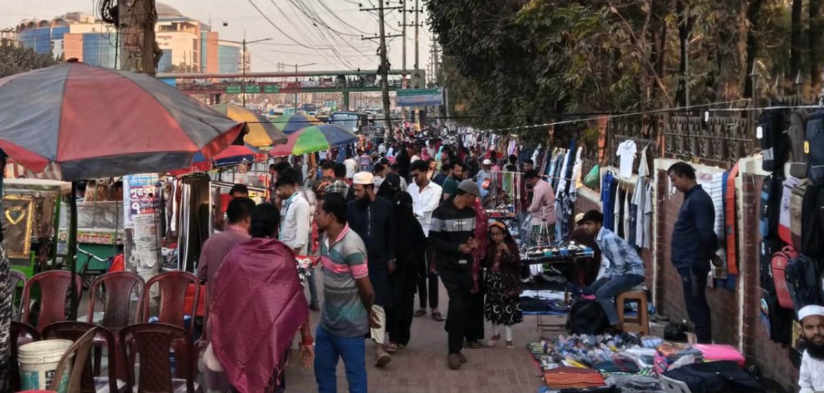 জাতীয় স্মৃতিসৌধের পাশে ফুটপাত হকারদের দখলের অভিযোগ-নিরব ভুমিকায় প্রশাসন