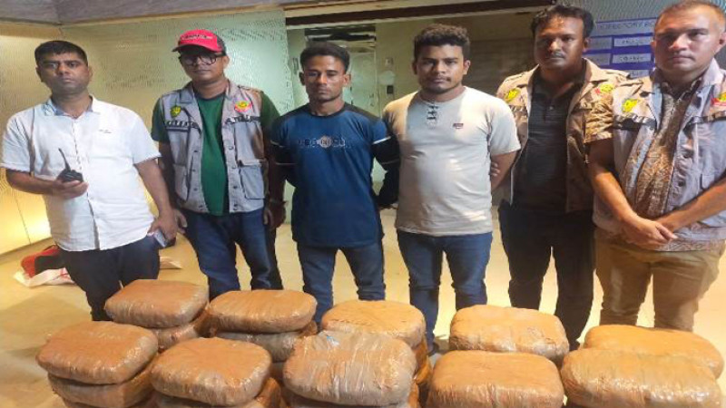 ১০০ কেজি গাঁজা ও কাভার্ড পিকআপসহ দুই মাদক কারবারিকে গ্রেফতার করেছে ডিবি