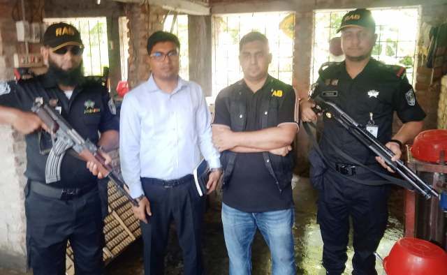 র‍্যাব-৬ ভেজাল বিরোধী অভিযানে সাতক্ষীরার দুই  প্রতিষ্ঠানকে ২ লাখ টাকা জরিমানা