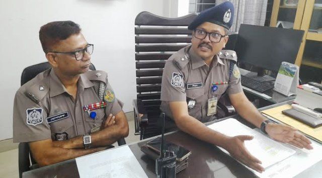 খুলনা নগরীর লবণচরা থানা পুলিশের অভিযানে অস্ত্র গুলিসহ দুইজন কে গ্রেপ্তার করেছে