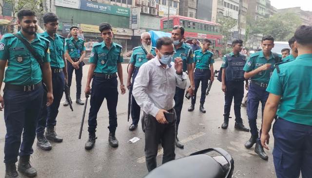 লালবাগ-ট্রাফিক বিভাগের বিশেষ অভিযান: মালামাল জব্দ, গ্রেফতার ৫