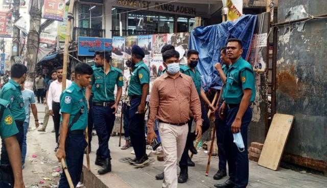 অবৈধ ভাসমান দোকান উচ্ছেদে ডিএমপির রমনা বিভাগের বিশেষ অভিযান: মালামাল জব্দ, গ্রেফতার ১০