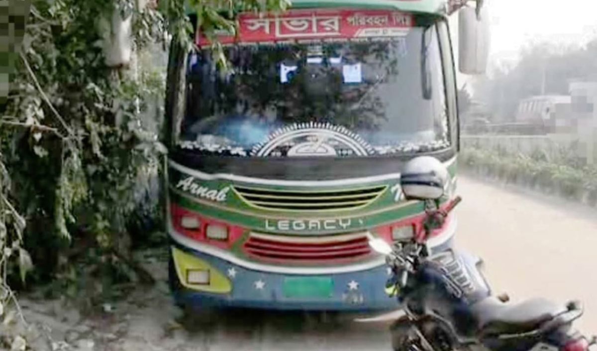 বাসের ভেতরে নারীকে গণধর্ষণ ঘটনায় চালকসহ তিনজনকে গ্রেফতার করেছে পুলিশ