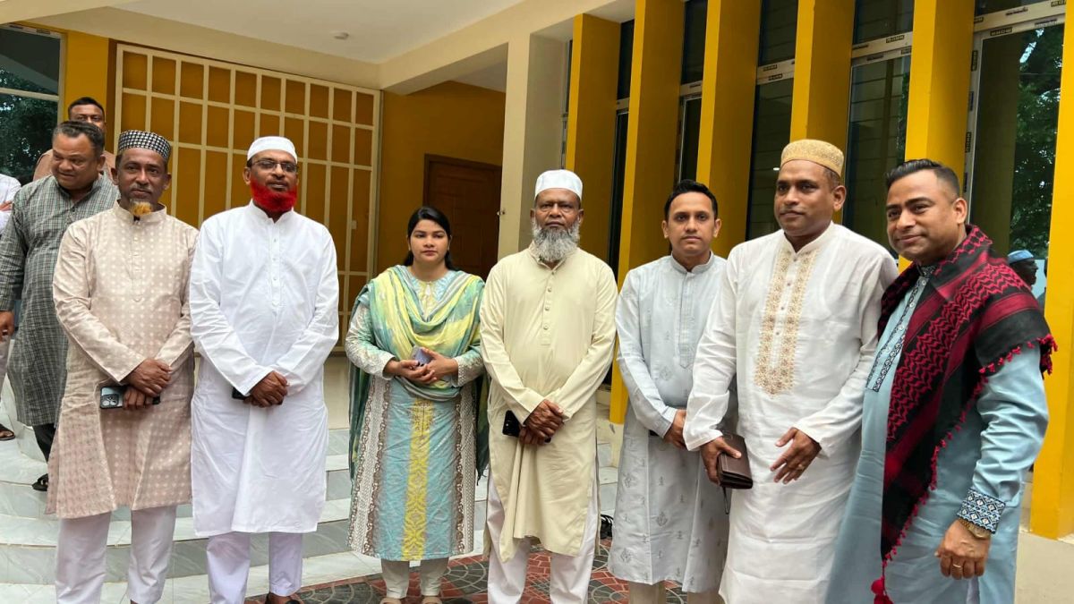 পুলিশ ও উপজেলা প্রশাসনের কর্মকর্তাদের সাথে এমপি'শেখ মো: আব্দুল্লাহ'র ঈদ শুভেচ্ছা বিনিময়